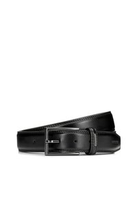 Cinturón de cuero negro con una textura suave, hebilla rectangular plateada y múltiples orificios de ajuste. Presenta costuras en contraste a lo largo de los bordes.