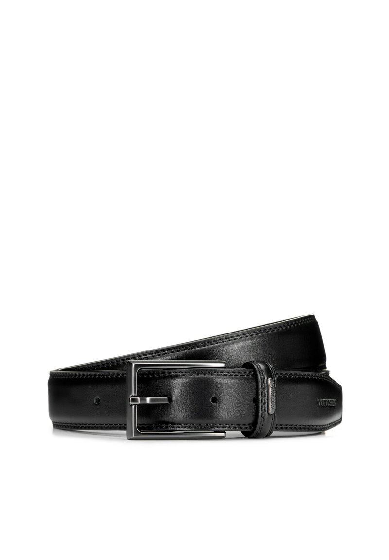 Cinturón de cuero negro con una textura suave, hebilla rectangular plateada y múltiples orificios de ajuste. Presenta costuras en contraste a lo largo de los bordes.