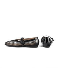 Paire de ballerines en mesh noir avec bride Mary Jane et accents brillants sur les orteils et talon, présentées de profil et de dos sur fond blanc.