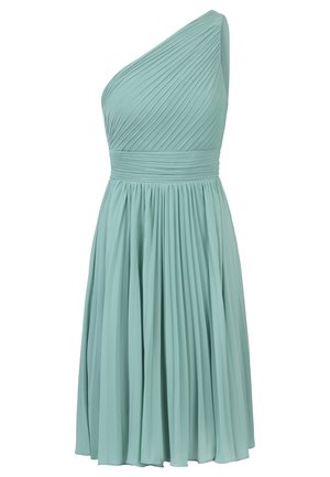Ein einseitiges Kleid in sanftem Mintgrün, mit gefälteltem Stoff und taillierter Taille, das in einen knielangen Rock übergeht.