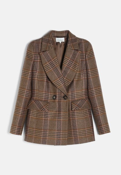 Blazer croisé à carreaux marron et violet avec larges revers et poches à rabat, présenté sur fond blanc.