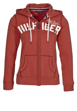 Ritsvest in roestkleur met witte trekkoorden, voorzakken en de tekst "HILFIGER" over de borst.