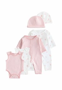 Conjunto de ropa de bebé que incluye bodies de colores rosa y blanco con estampados, un gorro a rayas y un traje blanco con acentos florales en rosa.