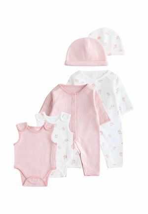 Due cappellini per neonati, due body e due pigiami a manica lunga con piedini, a righe rosa e bianco con motivi di pecore rosa.