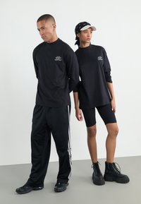 YOURTURN UNISEX - Tops ar garām piedurknēm - black