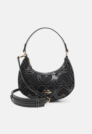 Sac à main Love Moschino noir en forme de croissant avec motifs en forme de cœur, coutures blanches, poignée courte et bandoulière longue détachable.
