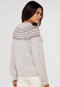 Helles graues Sweatshirt mit rundem Ausschnitt, gemustertem Schulterbereich in Grautönen und Pfirsich, strukturiertem Strick und langen Ärmeln mit gerippten Bündchen.