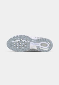Nike Sportswear AIR PEGASUS 2005 - Baskets basses - wolf grey/platinum tint/vast grey/metallic platinum/white
