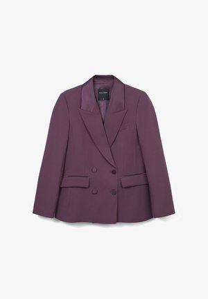 Blazer doppiopetto in tessuto viola intenso, con rever in satin, due tasche frontali e una tasca sul petto.