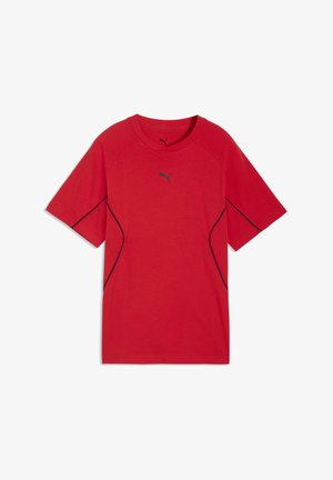 Camiseta deportiva Puma roja de manga corta con detalles de ribete negro y pequeño logo negro de Puma centrado en el pecho.