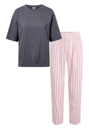 Dunkelgraues Baumwoll-T-Shirt mit kurzen Ärmeln kombiniert mit locker sitzender Hose in pink-weißen vertikalen Streifen mit elastischem Bund.