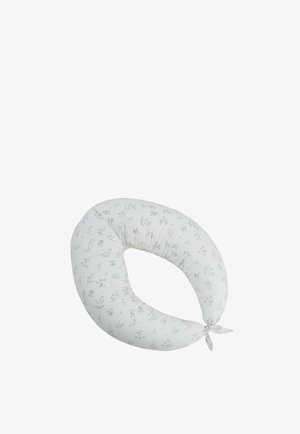 Almohada de lactancia en forma de U con un patrón floral claro y extremos atados, diseñada para brindar apoyo y comodidad durante la lactancia.