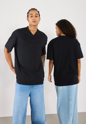 UNISEX - Paprasti marškinėliai - true black