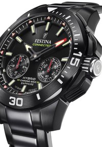 Melna analog-digitālā pulksteņa ar nerūsējošā tērauda siksniņu, apaļā korpusā, ar izgaismojošiem stundu rādītājiem, subcirkulāriem un safīra stiklu.