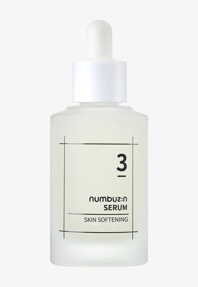 Mat glazen druppelflesje gelabeld "3 nimbuz:n SERUM SKIN SOFTENING" met witte dop en pipet erin.