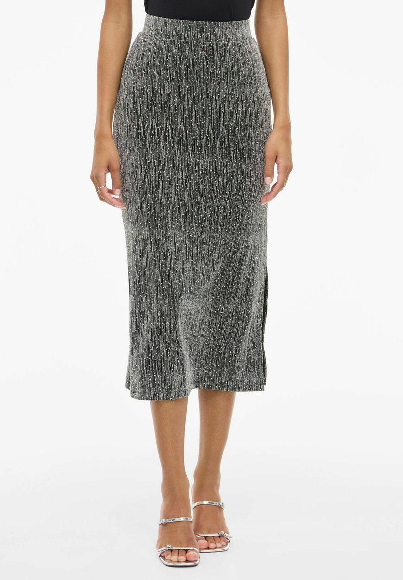 Jupe midi texturée noire et argentée avec une taille ajustée, fente latérale et un motif à rayures verticales. Tissu lisse et extensible.