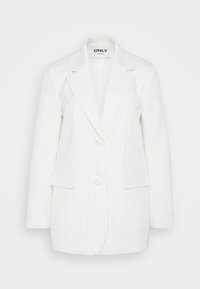 Blazer bianco a righe sottili con due bottoni, rever a lancia e tasche frontali. Il tessuto ha una texture liscia e presenta un motivo a righe verticali.