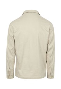 Lichtbeige langekous overhemd van zachte stof, met een kraag en knoopmanchetten. Gladde textuur zonder zichtbare patronen.