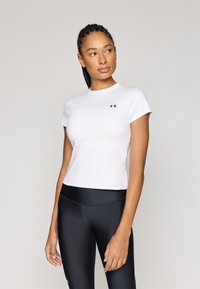 Bílé přiléhavé tričko s krátkým ruk�ávem a kulatým výstřihem, s černým logem na levé straně hrudi, doplněné o černé legíny s vysokým pasem.