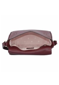 Borsa a tracolla in pelle borgogna con finitura testurizzata, pattina aperta e fodera rosa pastello con un sottile motivo floreale.