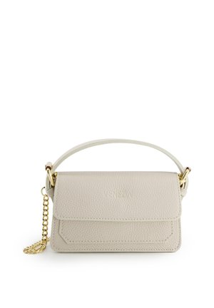 Mała prostokątna beżowa skórzana torebka z górnym uchwytem, złotym łańcuszkiem i zapięciem na klapkę na białym tle.