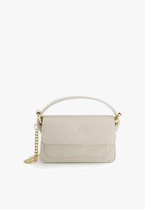 Kleine rechthoekige beige leren handtas met bovenhandvat, gouden kettingdetail en klepafsluiting op een witte achtergrond.