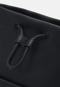 Calvin Klein MUST BUCKET  - Sac bandoulière - black