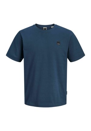 Miesten tummansininen, pyöreäkauluksinen lyhythihainen t-paita, jossa pieni musta logopatch vasemmassa rinnassa ja suora helma.