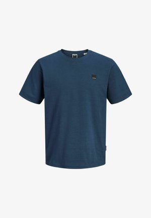 Męski granatowy t-shirt z krótkim rękawem i okrągłym dekoltem, z małą czarną naszywką z logo na lewej piersi i prostym dołem.