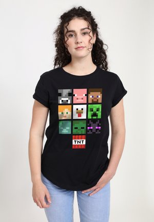 Czarna koszulka z pikselowymi postaciami z Minecrafta w układzie siatki. Wykonana z miękkiej bawełny, z okrągłym dekoltem i podwiniętymi krótkimi rękawami.