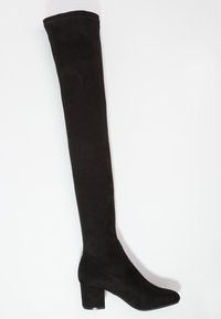 Botas negras por encima de la rodilla hechas de material de ante, con un tacón cuadrado y un diseño ceñido sin hardware visible ni adornos.