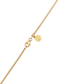 Guldtonet kædearmbånd med en klipslås og en rund charm med et stiliseret design. Glat tekstur, ensartede led og blank finish.