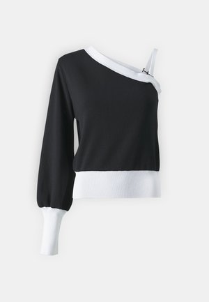 Zwarte lange mouwen top met een witte geribbelde onderrand en schouderbanddetail, met een off-shoulder ontwerp en textuurstof.