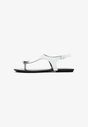 Sandali bianchi in pelle con design a striscia per le dita, cinturino alla caviglia regolabile e suola in gomma nera minimalista. Presentano un accento metallico sulla punta.