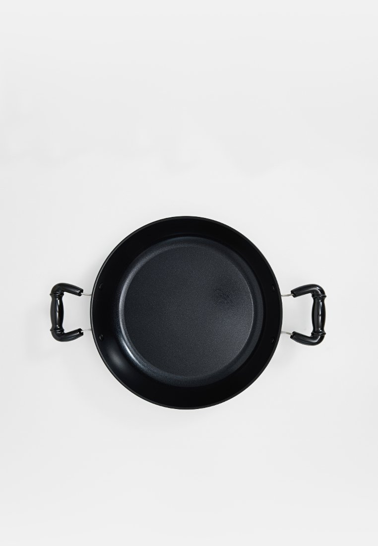 Padella nera, rotonda, con due manici ergonomici e una superficie antiaderente liscia. Design leggero, adatta a vari metodi di cottura.