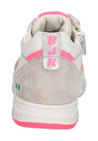 Baskets en cuir suédé gris clair et en cuir blanc avec des accents roses. Languette réfléchissante au niveau du talon affichant "BJR." Semelle en caoutchouc avec des détails roses.