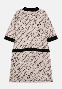Knee-length dress in beige fabric with black cursive text pattern. Features three-quarter sleeves and a black collar with zipper closure.