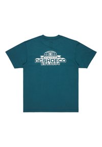 Tyrkysové bavlněné tričko s kulatým výstřihem a krátkými rukávy. Na zadní straně obsahuje velký bílý grafický design s textem "DCSHOECO EST.1994".
