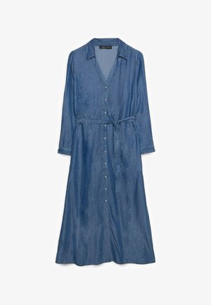 Modré džínové šaty s dlouhým rukávem, zapínáním na knoflíky vpředu, límečkem, páskem na zavazování v pase a malým bílým puntíkatým vzorem po celém povrchu.