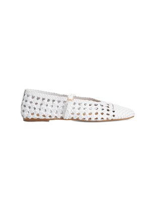 Scarpa bassa bianca in pelle intrecciata con punta appuntita e piccolo cinturino con fibbia, con suola color cuoio e tacco basso.