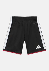 Calções atléticos pretos feitos de tecido leve apresentam riscas brancas laterais e um acento vermelho na bainha, com um logótipo da Adidas na parte inferior esquerda.