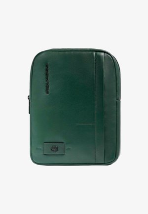 Grüner Leder-Rucksack mit glatter Textur. Verfügt über ein vorderseitiges Logo, Reißverschluss und ein schlankes Design. Die Seitenfläche ist mit einer dezenten Nahtverzierung versehen.