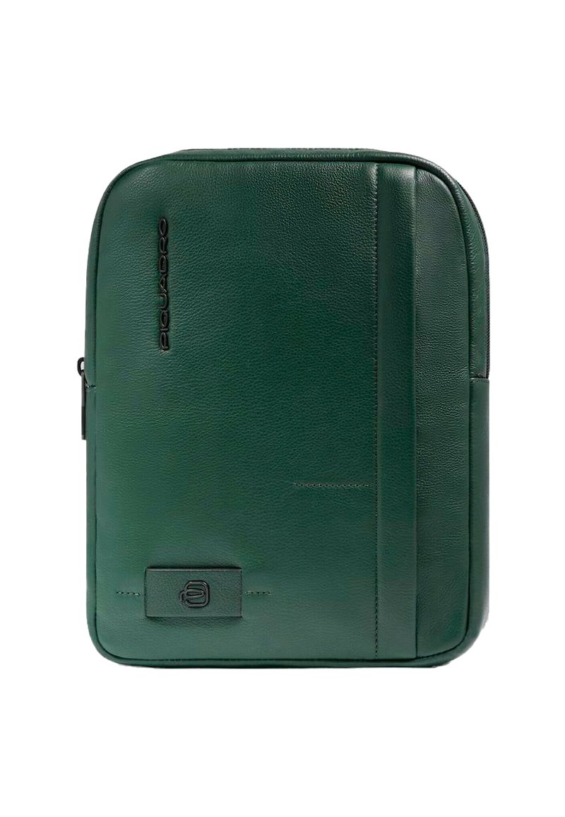 Grüner Leder-Rucksack mit glatter Textur. Verfügt über ein vorderseitiges Logo, Reißverschluss und ein schlankes Design. Die Seitenfläche ist mit einer dezenten Nahtverzierung versehen.