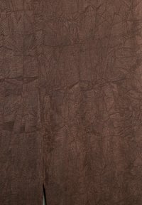 Tissu brun froissé avec des rides et des plis visibles couvrant toute la surface.