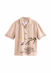 Koszula z krótkim rękawem w jasnoróżowym materiale, z haftowanymi detalami przedstawiającymi żurawie, gałęzie i fale. Zapinana na guziki z kołnierzykiem.