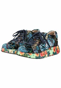 Baskets multicolores avec des motifs floraux, tissu texturé, lacets bleu foncé et semelle plate-forme imprimée de fleurs. Détail zip sur le côté.