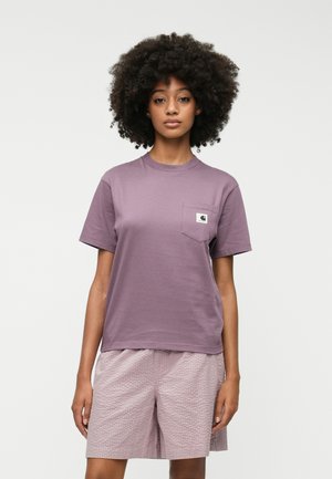 Camiseta de algodón morada con mangas cortas, escote redondo y bolsillo delantero; combinada con pantalones cortos de textura rosa. Diseño simple y casual.