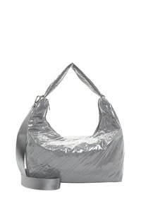 Bolso de mano plateado acolchado con textura brillante, que cuenta con una correa ancha y un asa superior curvada. Cierre de cremallera en el lateral.