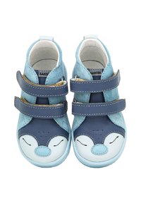 Niebieskie i granatowe skórzane buty dziecięce z dwoma zapięciami na rzep, z motywem twarzy pingwina na nosku i teksturowanymi akcentami.