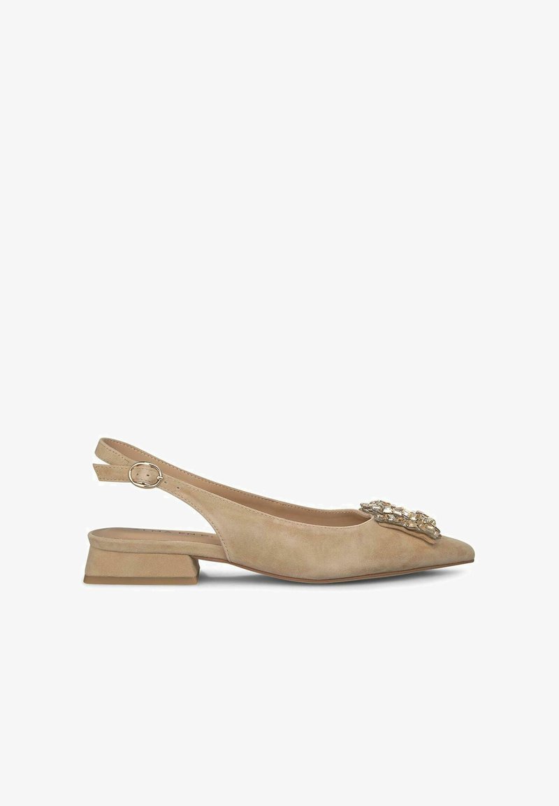Scarpa slingback in suede beige con tacco basso a blocco, punta appuntita e decorazione in strass nella parte anteriore. Cinturino alla caviglia regolabile.